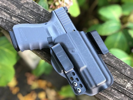 4 Comparing Factors that Will Help You Choose Between IWB and OWB Glock 19 Holsters